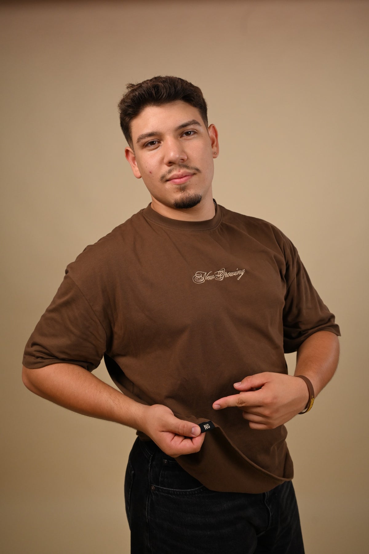 NEW GROWING SOCIETY Oversize T-Shirt Brown