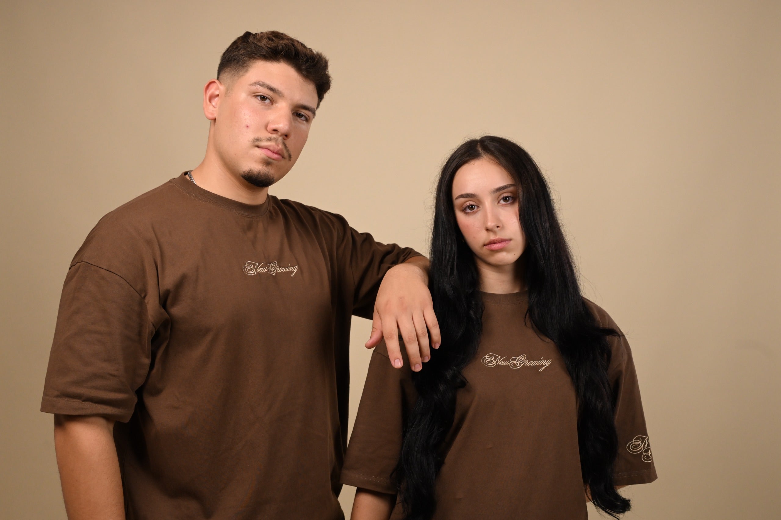 NEW GROWING SOCIETY Oversize T-Shirt Brown